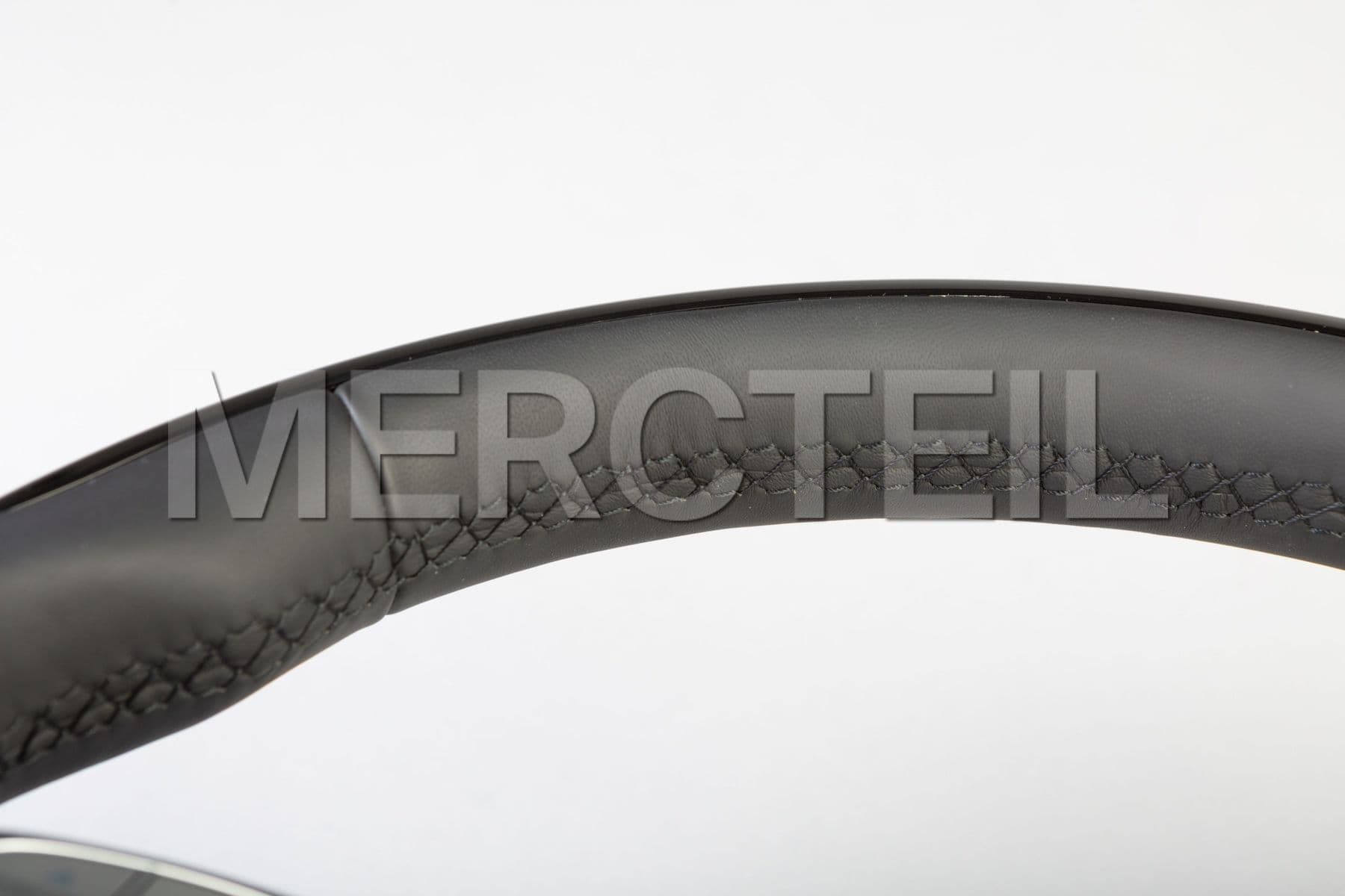 Buy the spare part Mercedes-Benz A00246067039E38 steering wheel