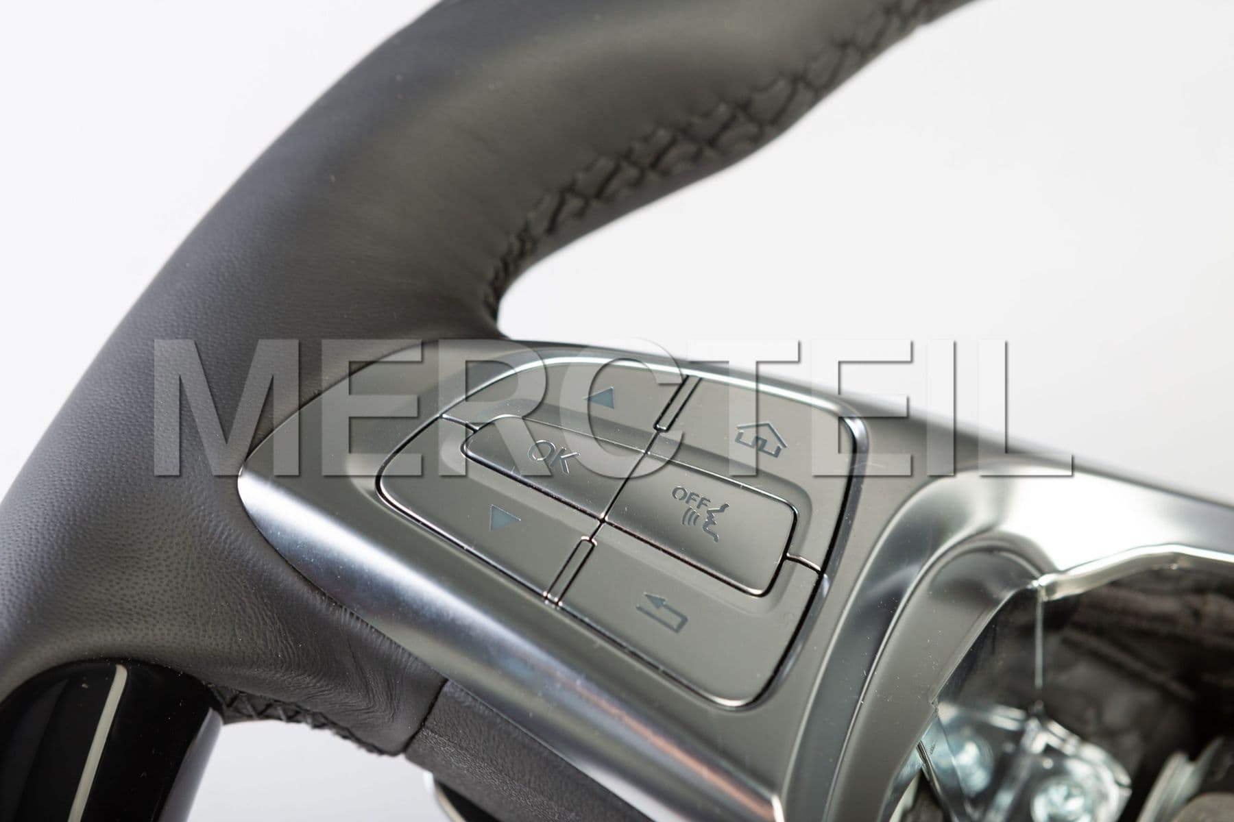 Buy the spare part Mercedes-Benz A00246067039E38 steering wheel