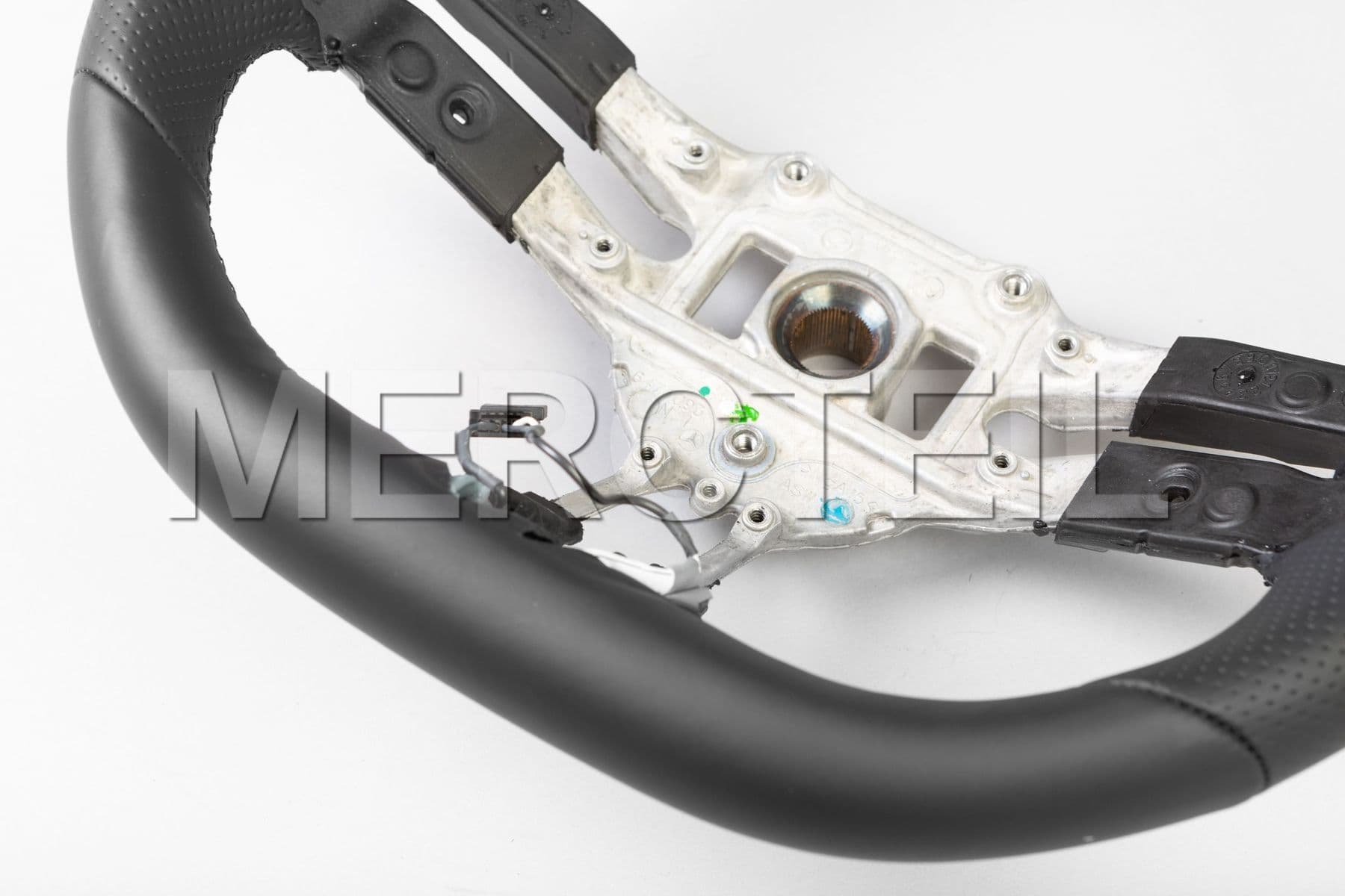 Buy the spare part Mercedes-Benz A09946059109A84 steering wheel
