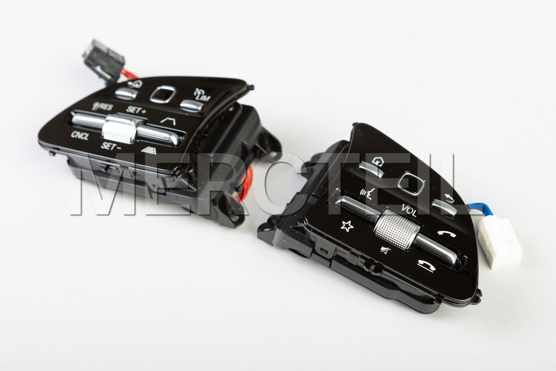 Buy the spare part Mercedes-Benz A0999052404649J32 switch panel 