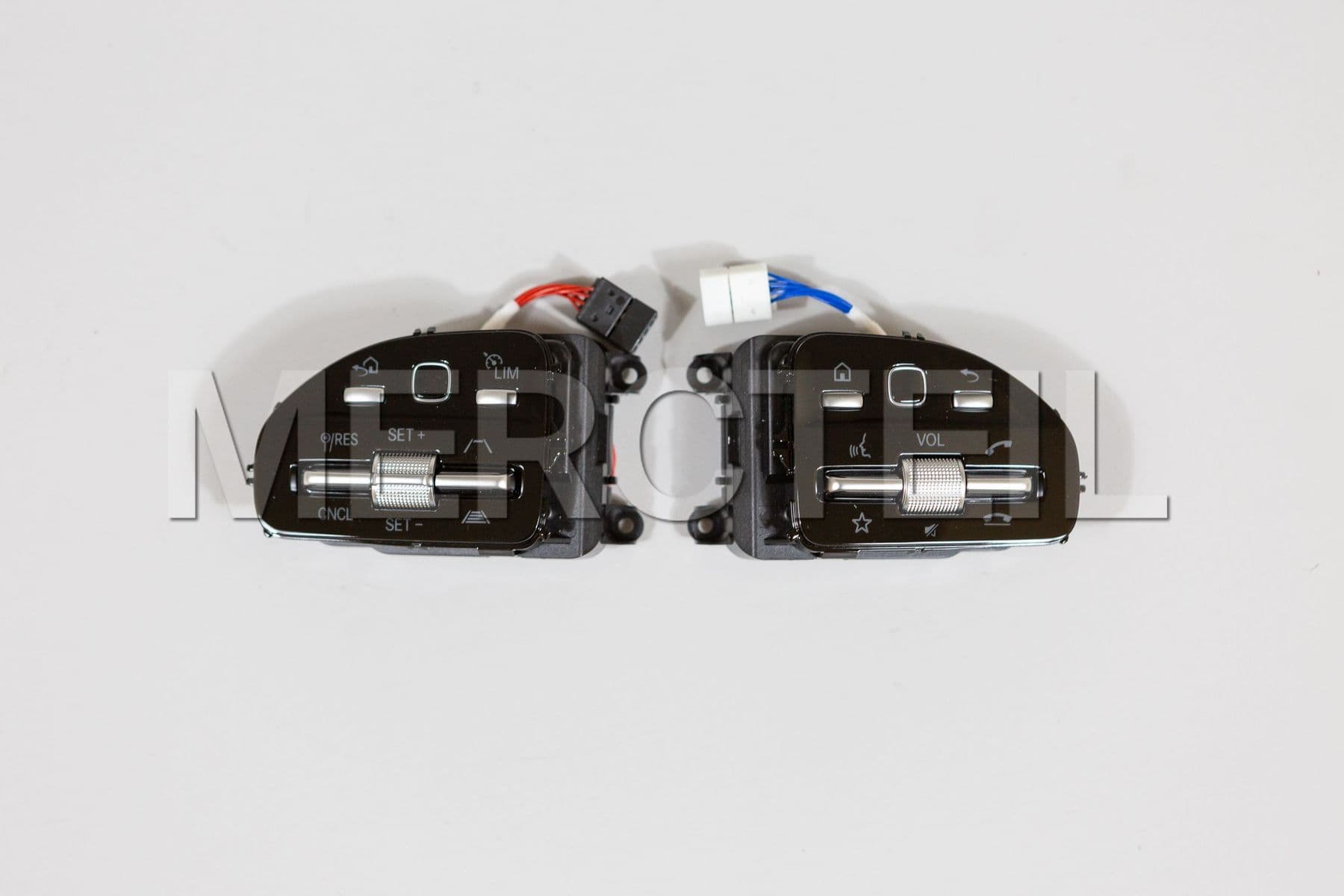 Buy the spare part Mercedes-Benz A09990539069J32 switch panel with