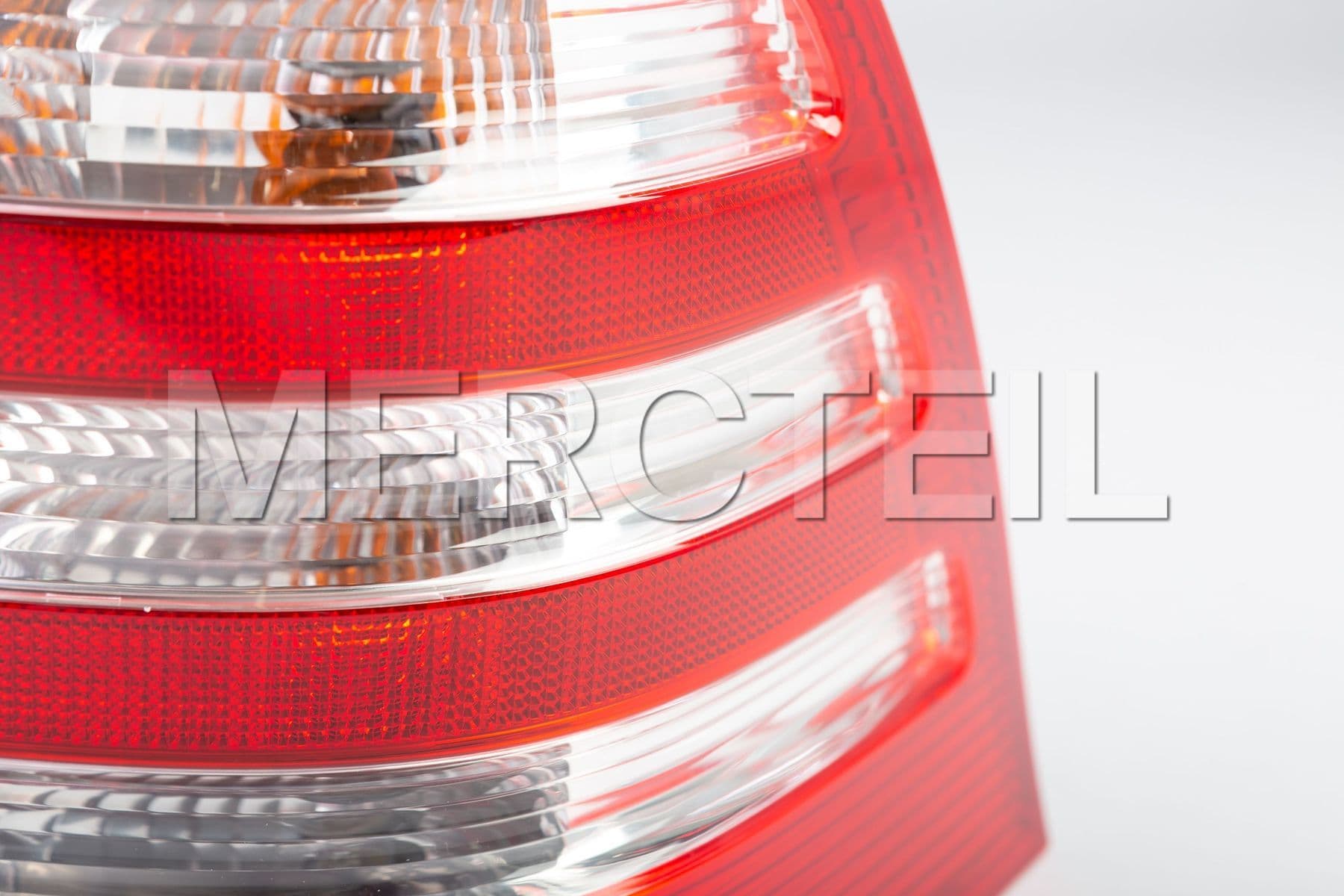 Buy the spare part Mercedes-Benz A2038202464 tail lamp