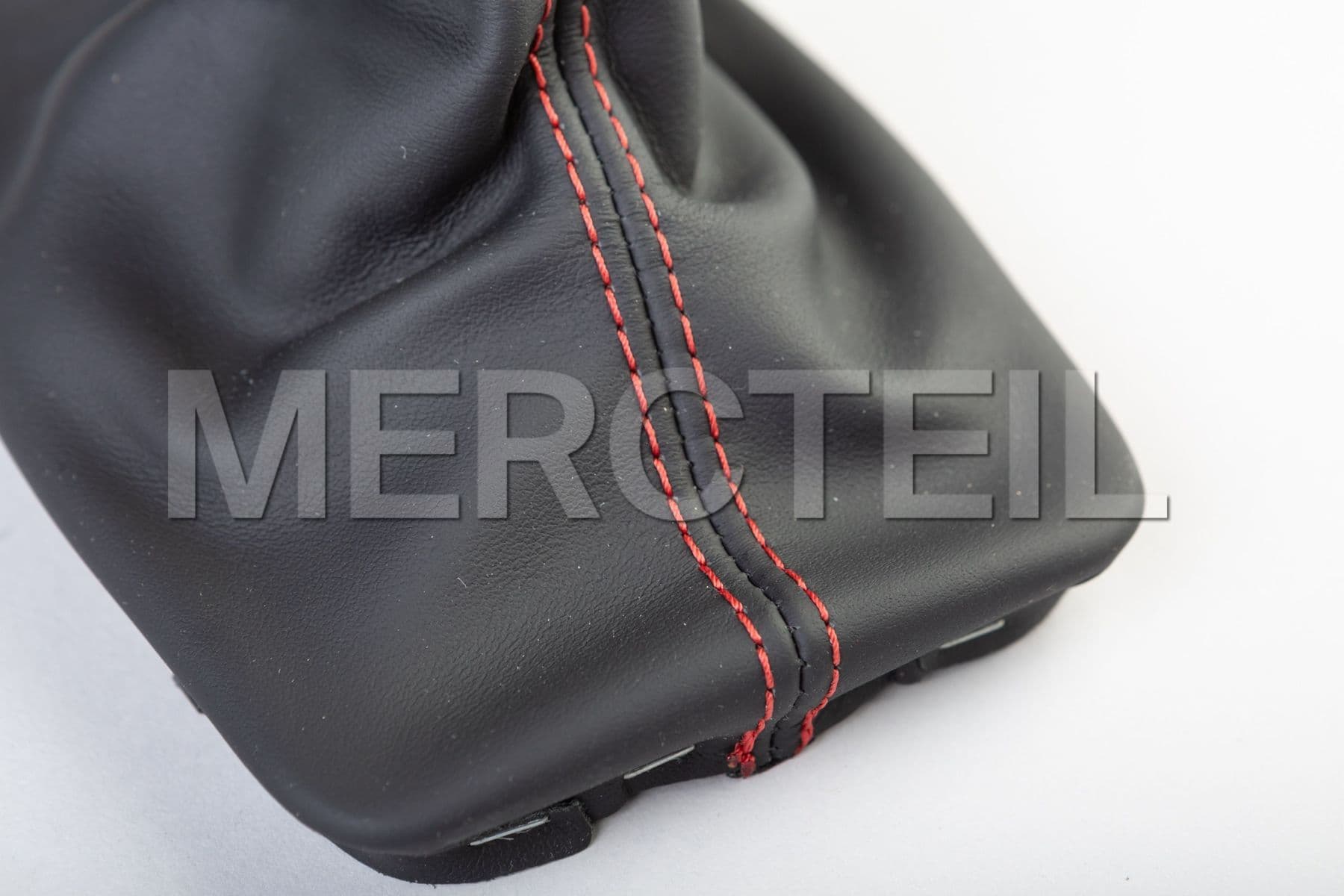 Buy the spare part Mercedes-Benz A20426779109E38 selector lever handle