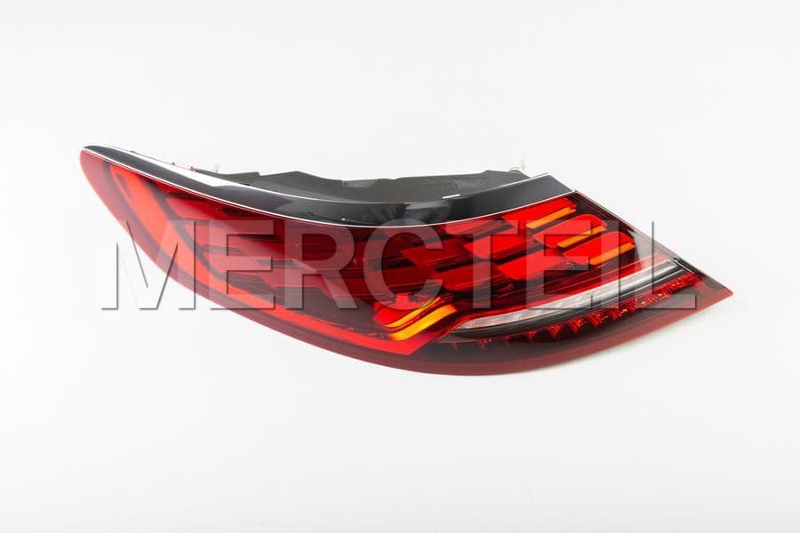 Buy the spare part Mercedes-Benz A2179067900 rear lamp combination