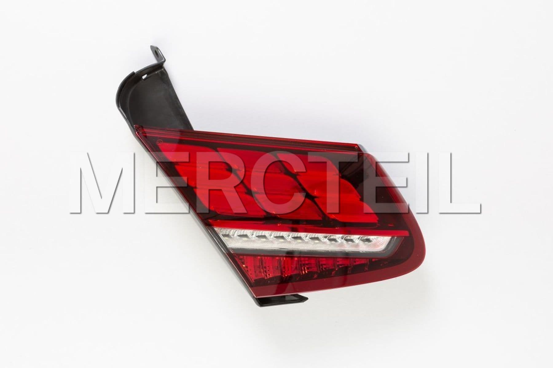 Buy the spare part Mercedes-Benz A2179068300 rear lamp combination
