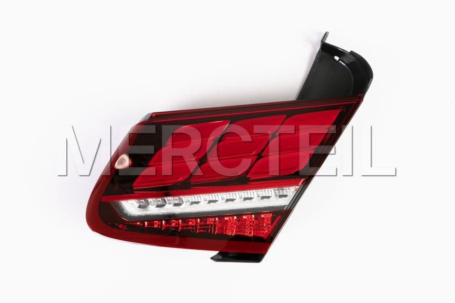 Buy the spare part Mercedes-Benz A2179068400 rear lamp combination
