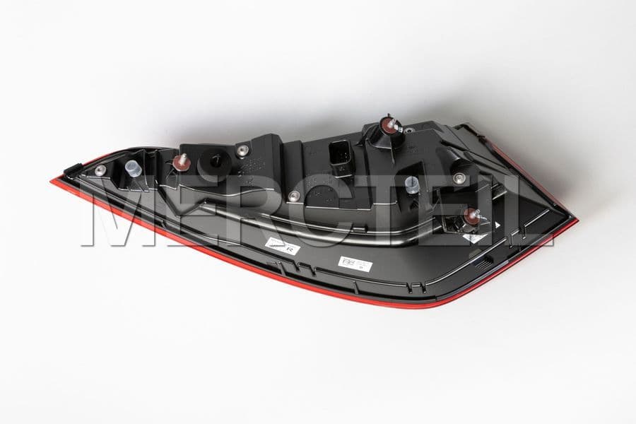 Buy the spare part Mercedes-Benz A2239069804 rear lamp combination