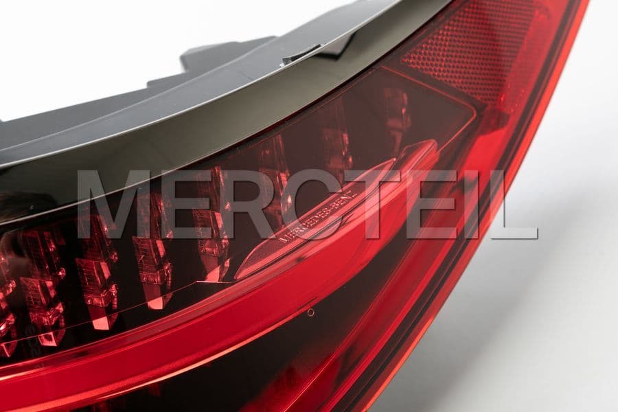 Buy the spare part Mercedes-Benz A2239069804 rear lamp combination