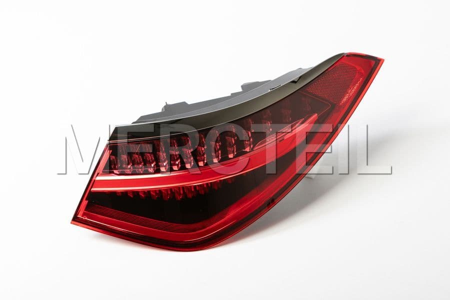 Buy the spare part Mercedes-Benz A2239069804 rear lamp combination
