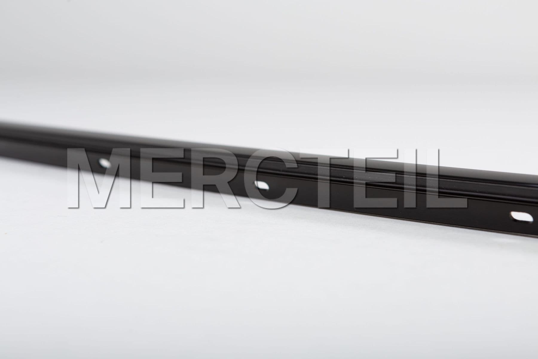 Buy the spare part Mercedes-Benz A2576731000 trim strip 