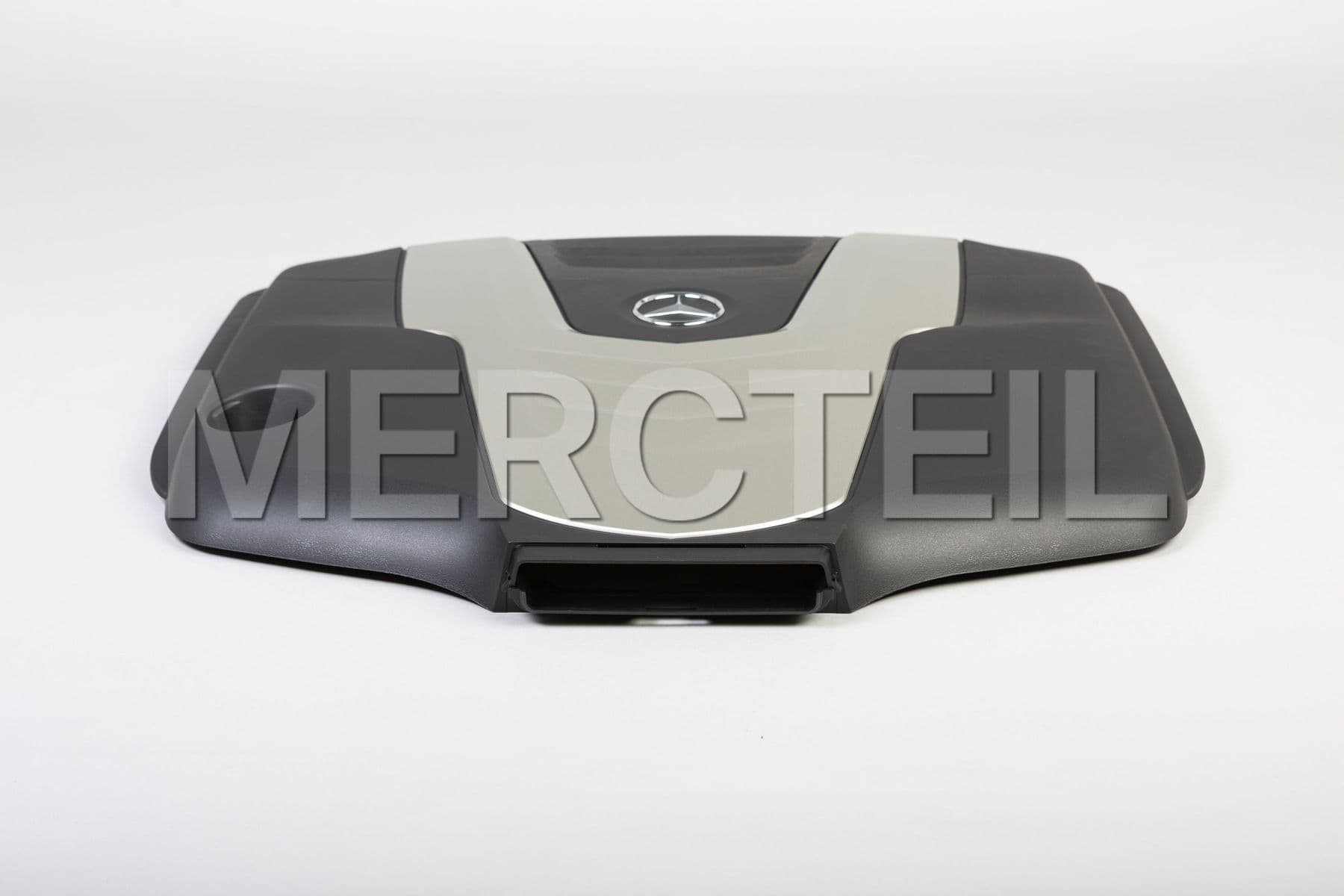 Buy the spare part Mercedes-Benz A6420107267 engine cover
