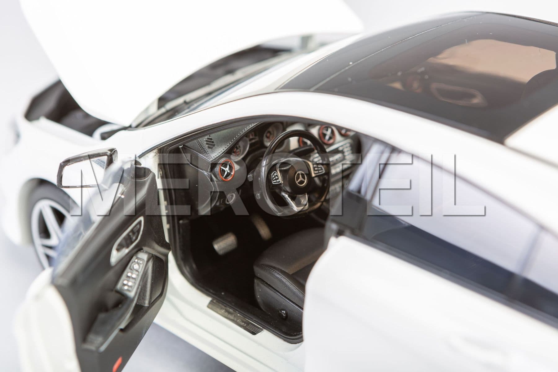 B66960350 MERCEDES-BENZ CLA SHOOTING