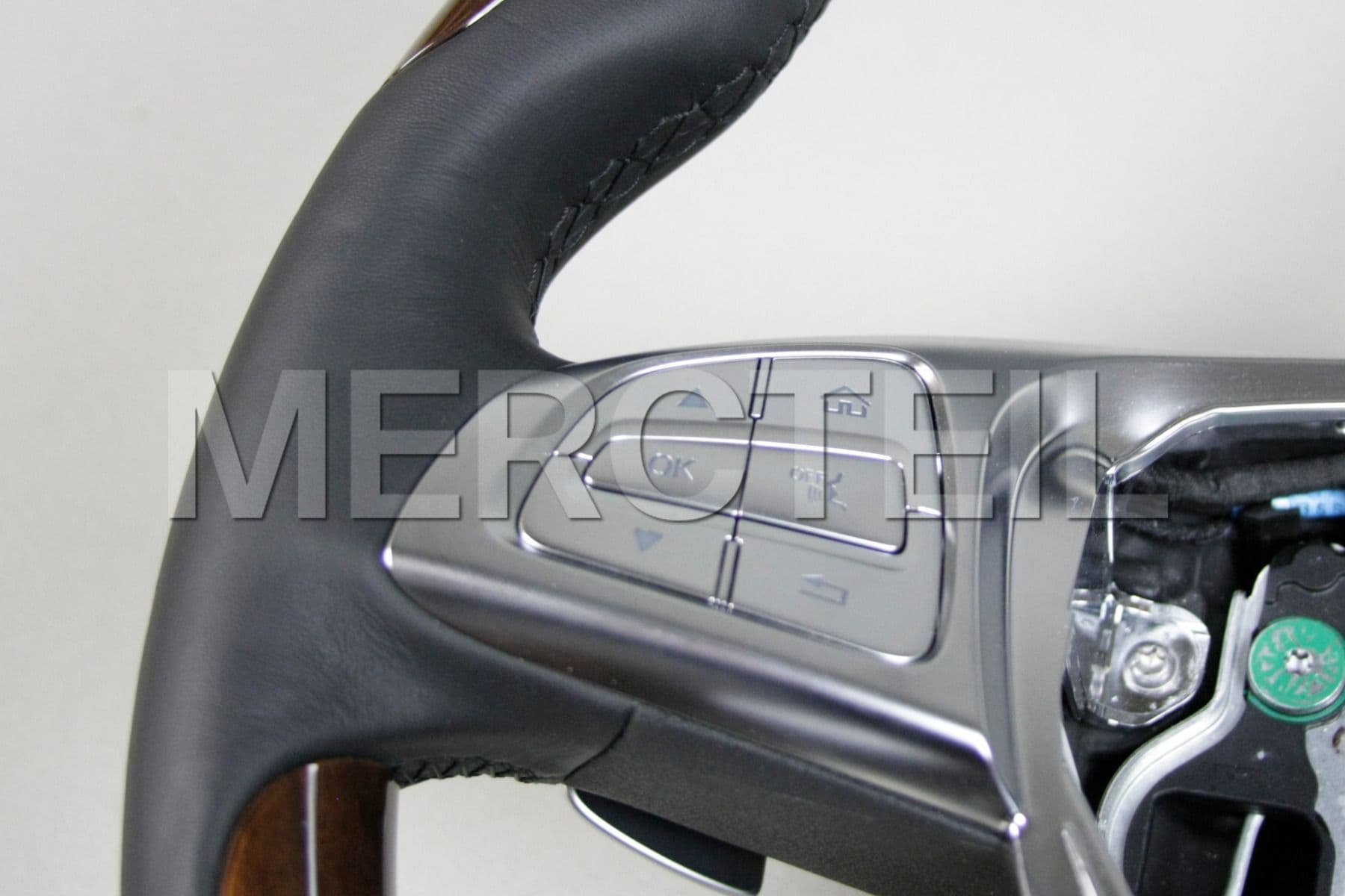 Black Leather Steering Wheel With Burred Walnut Veneer; A00146024039E38.