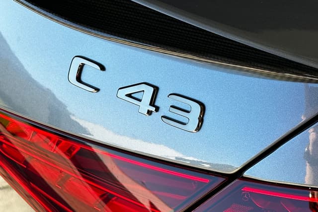 C43 AMG Schwarze Logo-Beschriftung W/S206 Original Mercedes-AMG (Teilenummer: A2068175100)
