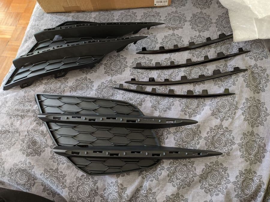Buy the spare part Mercedes-Benz A1778857703 trim strip