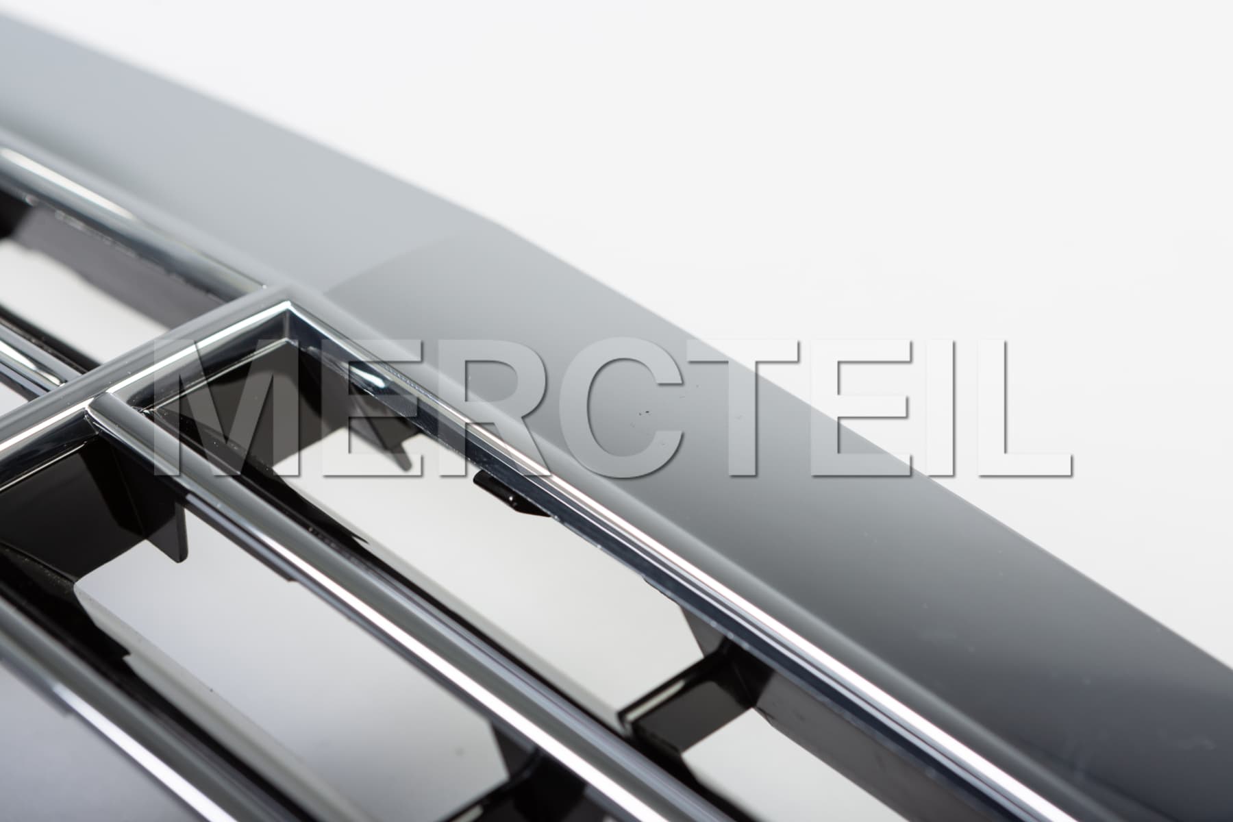 E Class Avantgarde Radiator Grille W211 Genuine Mercedes Benz (part number: A21188005839040)