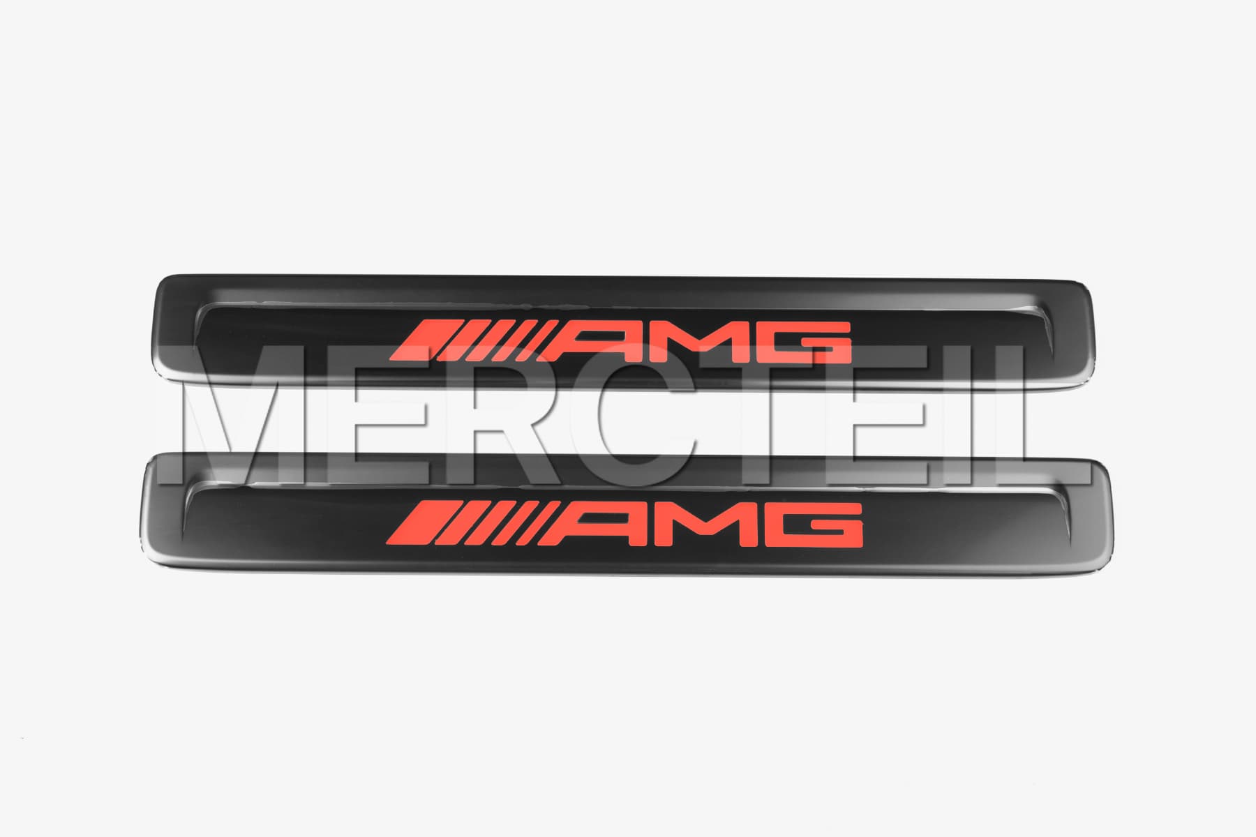 EQE / EQS Austauschbare AMG Schwarz-Rote Abdeckungen für beleuchtete Einstiegsleisten Code U45 X294 V295 V297 Original Mercedes-AMG (Teilenummer: A2976804508)