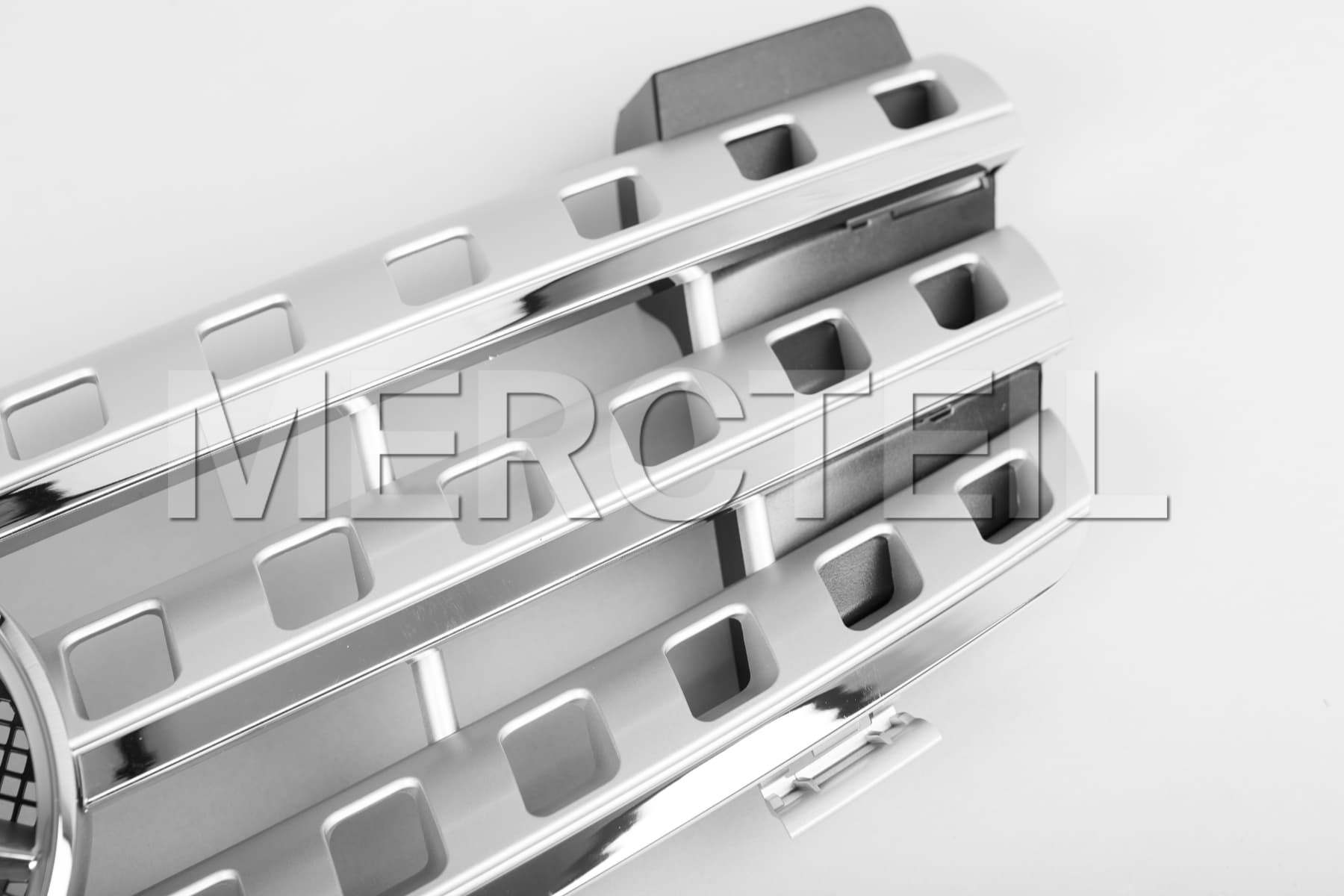 ML Class Radiator Grille with Chrome Ribs W164 Genuine Mercedes AMG (part number: 	
B66880354)