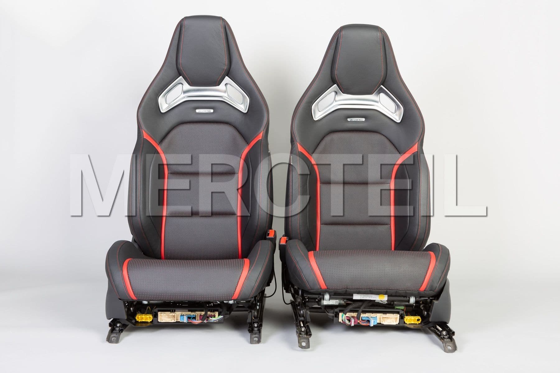MW17668001 MERCEDES-BENZ A45 PERFORMANCE SITZE, +555, SCHW. LEDER/ROTE LINIE