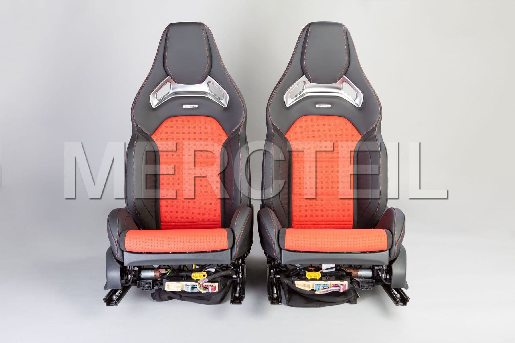 MW20568007 MERCEDES-BENZ AMG Performance Sitze, +555, schw. Leder viereckig/rotes Mittelleder, R-lenker