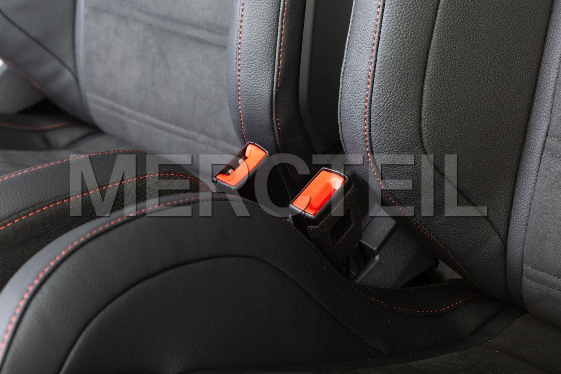 MW20568015 MERCEDES-BENZ FL/AMG Performance Seats/R - Steering/ Alcantara/Black/Red Stitching