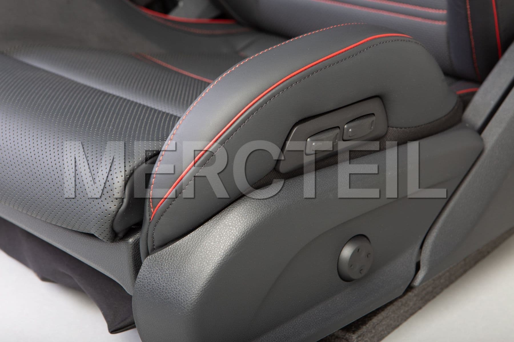 MW21368026 MERCEDES-BENZ AMG Performance Seats/L - Steering/Leather/Black/Red Stitching