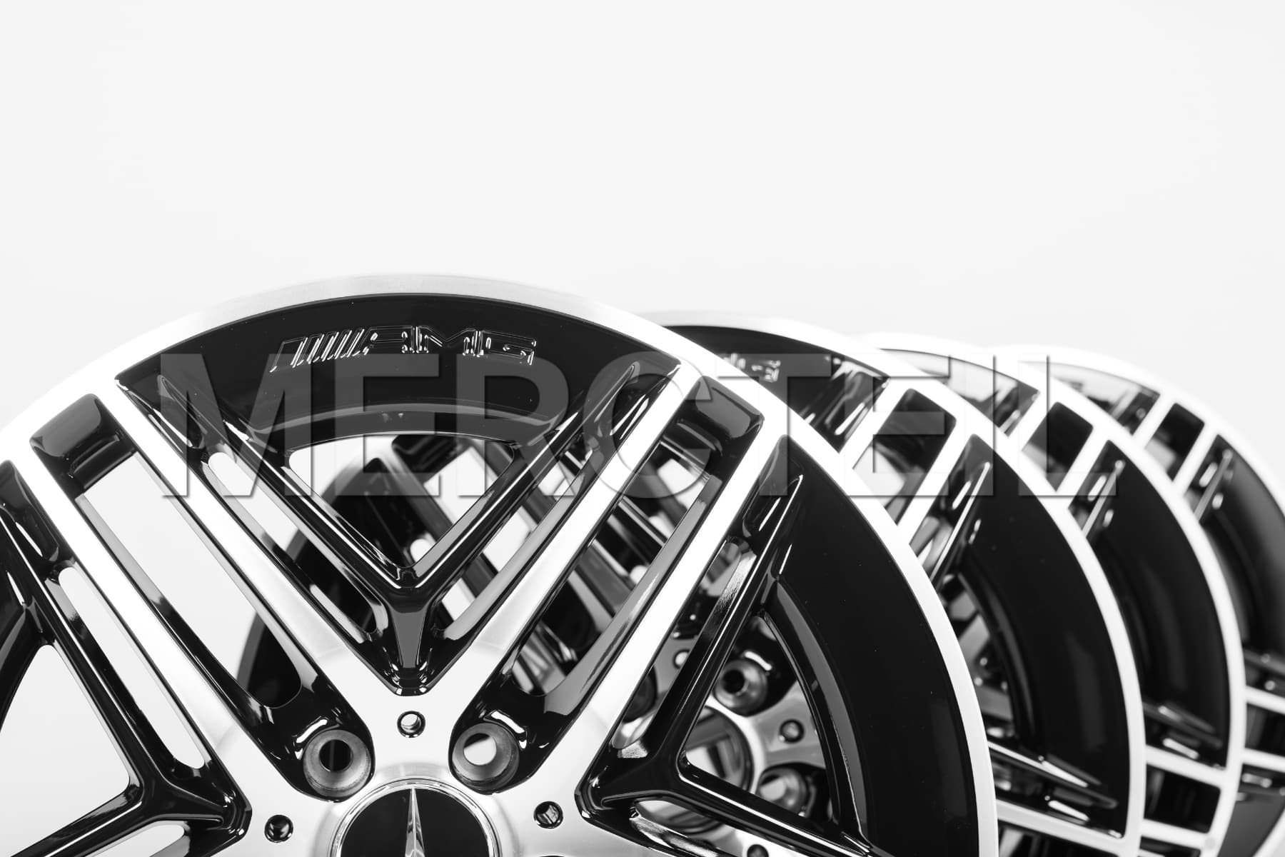 V-Class Facelift II AMG 5 Quadruple Spoke Light Glossy Finish with Black Alloy Wheels W447 Genuine Mercedes-AMG A44740180007X23
